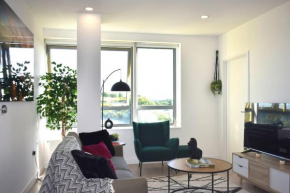 Modern 2-Bed Apartment Near Ascot & Legoland, Sleep upto 4 guests, Pet Friendly, Parking Available on Request!